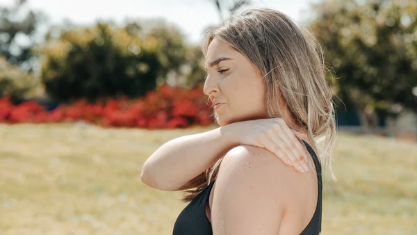 Is there a connection between large breasts and upper back pain?